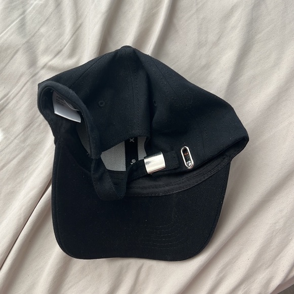 Black hat - with flower - Picture 2 of 4